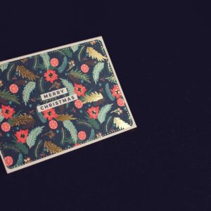 Ett presentkort med texte Merry Christmas