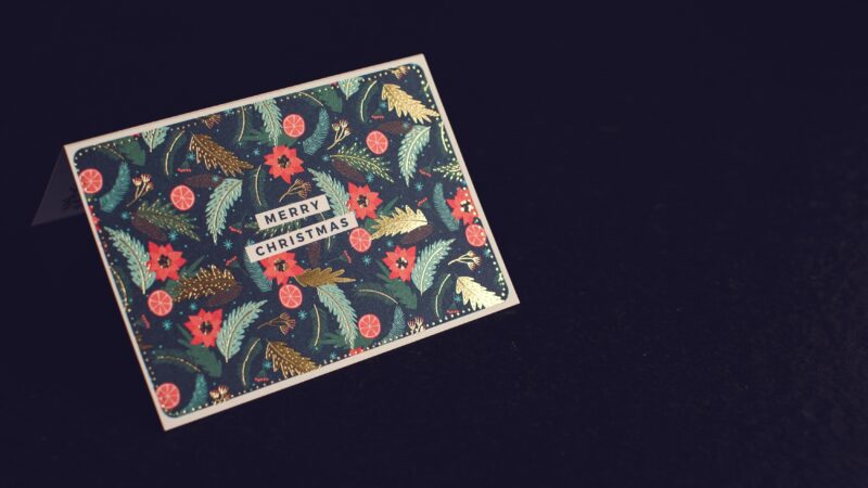 Ett presentkort med texte Merry Christmas